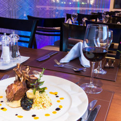 Fotos dos restaurantes dos hotéis de Curitiba, e o melhor da culinária hoteleira.
Nas fotos, o prato Carré de Cordeiro, pelo Chef Osvaldo (Clariosvaldo), do hotel Four Points by Sheraton