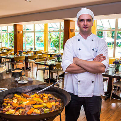 Fotos dos pratos dos Chefs dos restaurantes dos hotéis de Curitiba
Nesta foto, o Carneiro com legumes, preparado no buraco.
Chef Carlos do hotel Mabu Convention Center